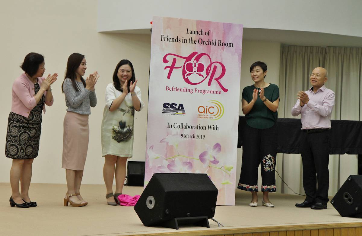 Dr Tan Weng Mooi (2nd from right) joining in the unveiling ceremony for the ‘Friends in the Orchid Room’ community befriending programme